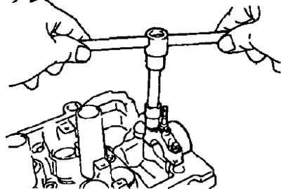 7. (5E-FEJ Снимите крышку подшипника распределительного вала цилиндра №4.