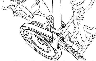 Примечание: не устанавливайте спецприспособление со стороны привода генератора.