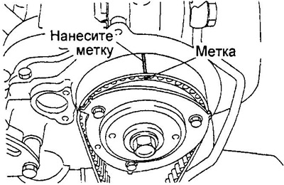 б) Установите ремень привода ГРМ, совместив нанесенные метки с метками на шкивах.