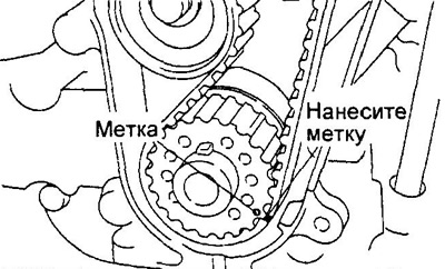 б) Установите ремень привода ГРМ, совместив нанесенные метки с метками на шкивах.