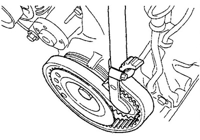 а) Зафиксируйте ремень с помощью спецприспособления (со стороны привода компрессора кондиционера).