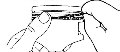 а) Установите расширитель и два скребка маслосъемного кольца.