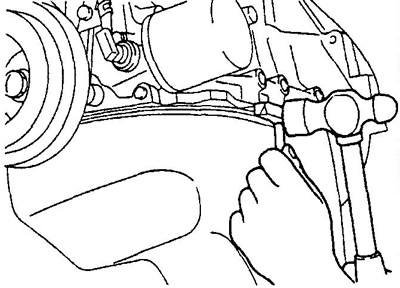 б) Вставьте лезвие спецприспособления между картером и поддоном. Срежьте герметик и снимите поддон.