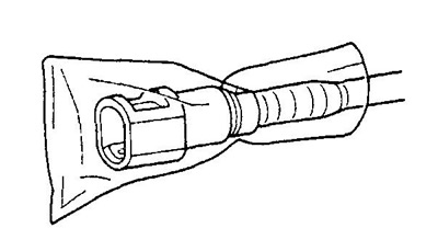 Наденьте на топливопровод и разъем полиэтиленовый пакет во избежание попадания грязи.