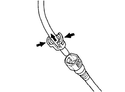 а) Разъедините топливопровод, нажав на держатель с обоих сторон.