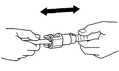 в) Потяните за топливопровод и разъем, чтобы убедиться в надежной фиксации топливопровода.
