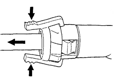б) Отсоедините разъем с топливопроводом, нажав на фиксатор.