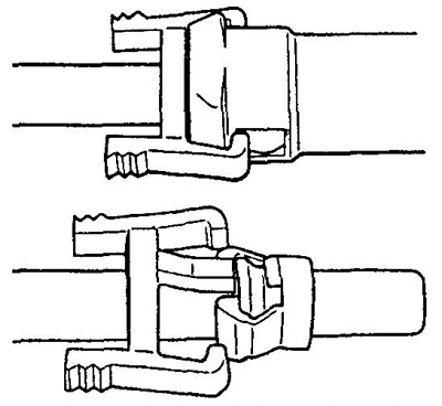 д) Сожмите фиксатор, зацепите зубья фиксатора за разъем.