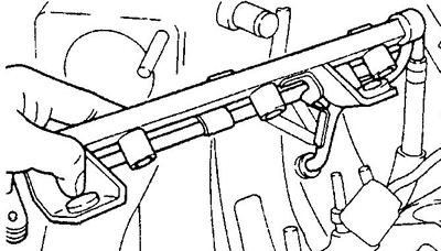 5. Выверните болты крепления топливного коллектора, снимите топливный коллектор с форсунками.