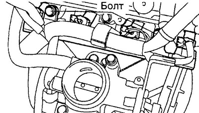 6. Снимите топливный коллектор, вывернув болты, и снимите с него форсунки.