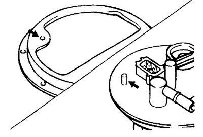 б) Установите насос, совместив его штифт с отверстием кронштейна.