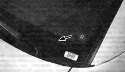 Идентификационный номер автомобиля выбит на табличке (отмечен стрелкой), закрепленной сверху на…