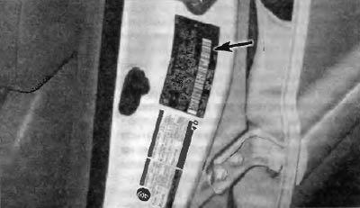 Паспортная этикетка наклеена в проеме двери водителя