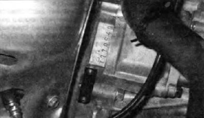 На четырехцилиндровом двигателе номер указан на передней стороне задней части блока цилиндров,…