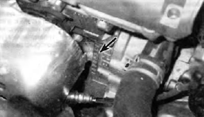 Заводской номер двигателя V6 указан на наружной стороне блока цилиндров, рядом с коробкой передач в…