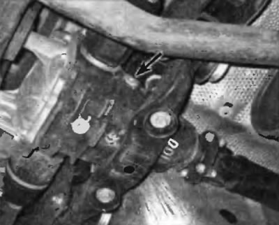 Рис. 4.41. Расположение пробки контрольного/заправочного отверстия на заднем дифференциале