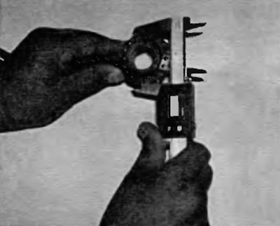 Рис. 6.21, б. Оберните цепь вокруг каждой из звездочек и измерьте диаметр звездочки на роликах…