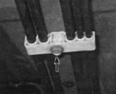 Рис. 4.4, а. Некоторые держатели топливопроводов/магистралей паров топлива крепятся болтами к днищу…