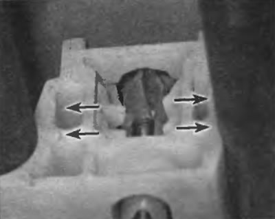 Рис. 4.4, в. ...чтобы отвести фиксирующие зубья держателя в сторону от резьбы шпильки и отпустить…