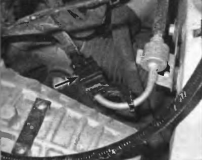 Рис. 4.11. Для снятия защитной крышки с быстродействующей муфты просто отожмите ее сторону