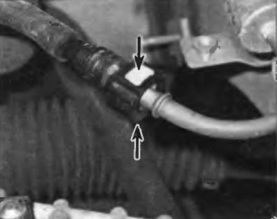 Ряс. 4.12. Нажмите на две кнопки на противоположных сторонах фитинга и оттяните фитинг от конце…