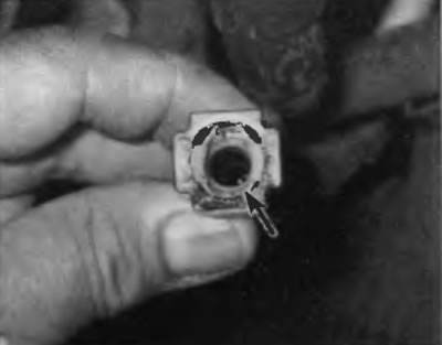 Рис. 4.13. Осмотрите уплотнительное кольцо внутри быстродействующей муфты. Если оно повреждено,…