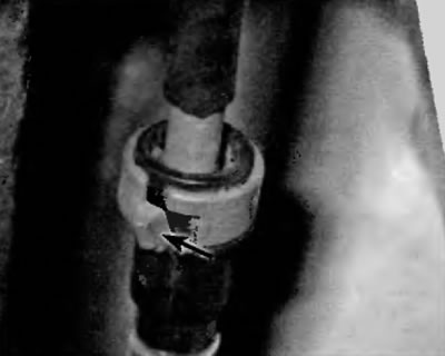 Рис. 4.16, а. Для рассоединения быстродействующей муфты нажмите на показанный фиксирующий выступ,…