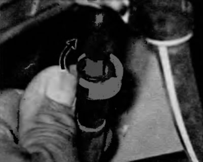 Рис. 4.16, б. ...затем поверните зажим во часовой стрелке, чтобы рассоединить муфту