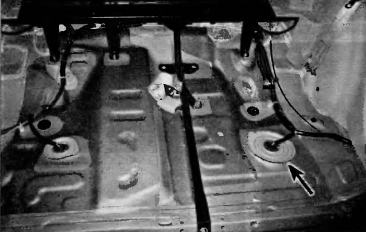 Рис. 5.2. Для снятия крышки с технологического отверстия в полу аккуратно подденьте ее отверткой