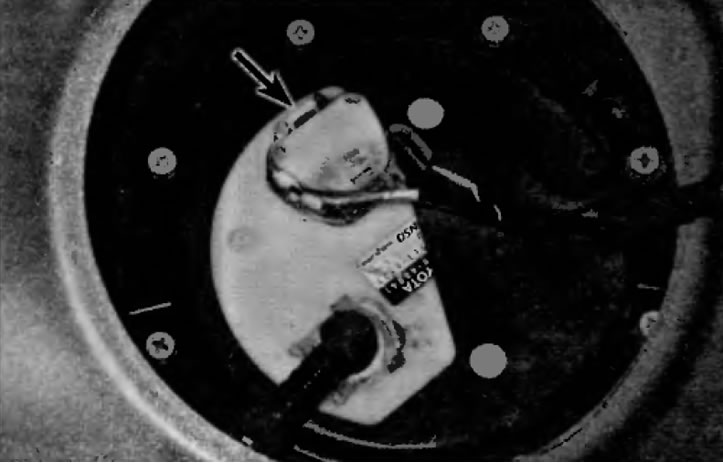 Рис. 5.3. Дли рассоединения электрического разъема топливного насоса в блоке с датчиком указателя…
