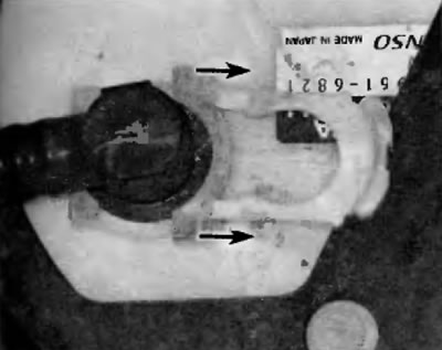 Рис. 5.6, а. Чтобы отсоединить фитинг питающего топливопровода от выпускного патрубка топливного…