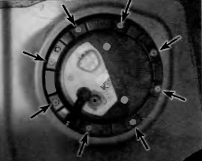 Рис. 5.7. Чтобы отсоединить опорный фланец топливного навеса в блоке с датчиком указателя уровня…