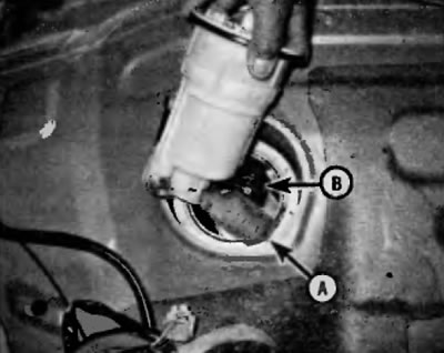 Рис. 5.8, а. Наклоняя топливный насос в блоке с датчиком, чтобы не повредить сетчатый фильтр ив…