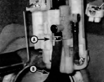 Рис. 5.8, б. ...отпустите и сдвиньте назад подпружиненный хомут (А) и отсоедините шланг (8) от…