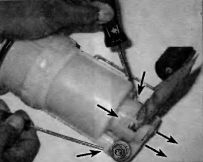 Рис. 6.3. Для снятия нижней торцовой заглушки аккуратно с помощью пары отверток отпустите каждый из…