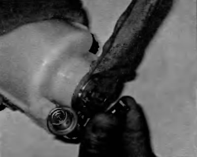 Рис. 6.4. Снимите показанную небольшую резиновую опору с нижнего конца топливного насоса и…