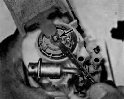 Рис. 6.5. Сетчатый фильтр на впуске закреплен на нижнем конце топливного насоса с помощью…