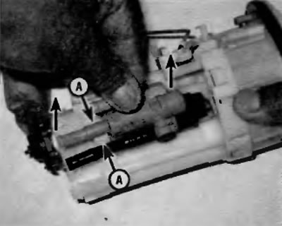 Рис. 6.7. Чтобы отсоединить калиброванный возвратный патрубок в сборе, просто вытяните его из…