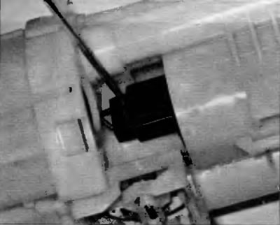 Рис. 6.8, а. Для рассоединения электрического разъема топливного насоса нажмите ив фиксирующий…