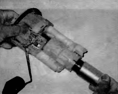 Рис. 6.8, б. Для снятия топливного насоса с корпуса топливного фильтра потяните его в сторону от…