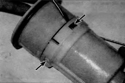 Рис. 6.9. Чтобы отделить корпус топливного фильтра от верхней секции насоса в сборе, аккуратно…