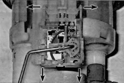 Рис. 6.10. Чтобы отсоединить датчик уровня топлива от верхней секции топливного насоса в сборе,…