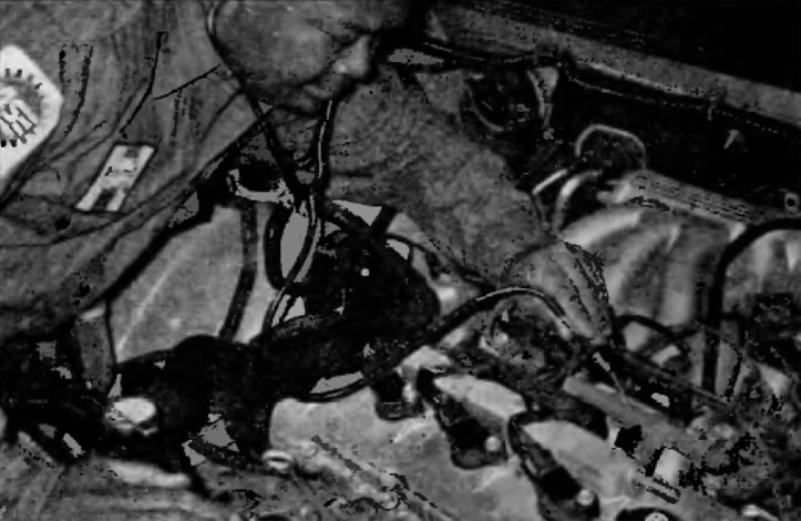 Рис. 12.7. Используя стетоскоп, прослушайте каждую топливную форсунку и убедитесь и том, что подают…