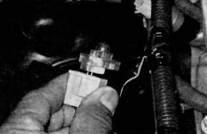 Рис. 12.8. Подключите индикаторную лампу к электрическому разъему каждой топливной форсунки и…