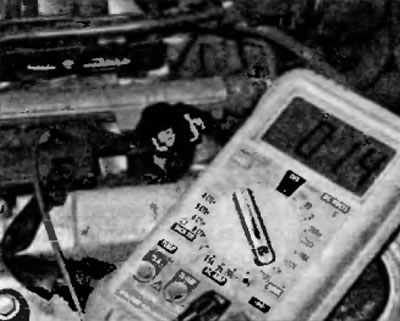 Рис. 12.9. Настройте регулятор режимов на цифровом мультиметре на соответствующий диапазон…