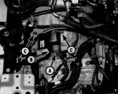 Рис. 13.3. Для снятия стартера с четырехцилиндрового двигателя рассоедините электрический разъем…