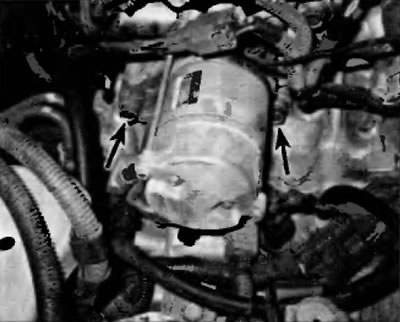 Рис. 13.8, а. На моделях 1939-2093 гг. с двигателем КБ выверните болты кропления стартера и снимите…