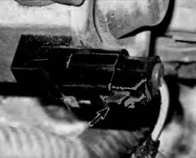 Рис. 13.9, б. ...нажмите на блокирующий выступ и рассоедините электрический разъем на…