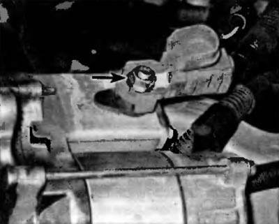 Рис. 13.9, в. ...затем отворяйте эту гайку и отсоедините провод, идущий от аккумулятора, от клеммы…