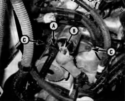 Рис. 13.9. На модели 2904 г. и позднее с двигателем V6 рассоедините электрический разъем (А),…